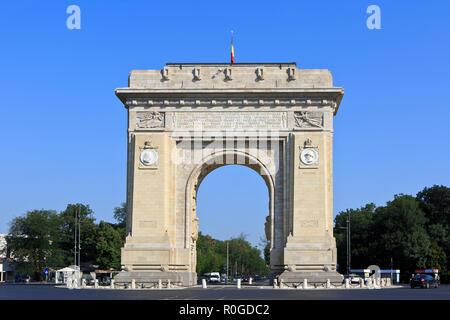 Der Arcul de Triumf (Triumphbogen) für die Helden des Unabhängigkeitskrieges und der Erste Weltkrieg in Bukarest, Rumänien Stockfoto