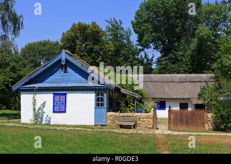 Ein schönes traditionelles Bauernhaus am Dimitrie Gusti nationalen Dorfmuseum in Bukarest, Rumänien Stockfoto