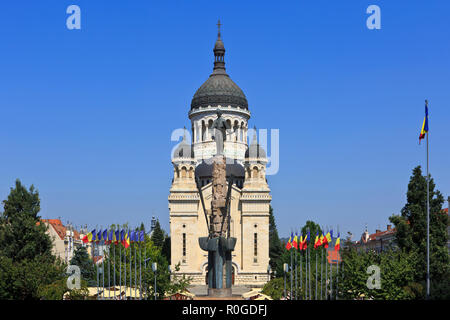 1352 der Theotokos Cathedral (1933) und die Statue des Siebenbürgischen rumänischen Rechtsanwalt Avram Iancu (1824-1872) in Cluj-Napoca, Rumänien Stockfoto