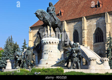 Denkmal für Matthias Corvinus (1443-1490) vor der Kirche St. Michael in Klausenburg (Siebenbürgen), Rumänien Stockfoto