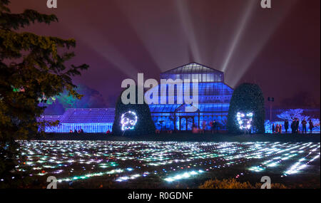 Besucher genießen die Lichter vor, in und hinter dem wichtigsten Bereich der Gewächshäuser an der GlasGLOW Ereignis, wo die Botanischen Gärten Leuchten Stockfoto