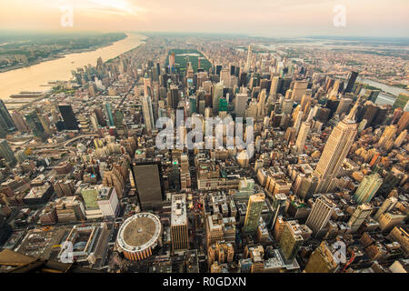 New York City bei Sonnenuntergang Luftaufnahme USA Stockfoto