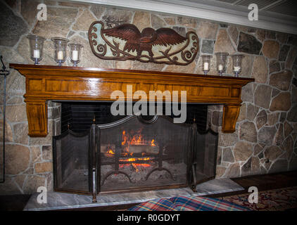 Gemütlicher Kamin im Woodstock Inn, Woodstock, Vermont Winter, VT, USA, Herbstszene in Neuengland Stockfoto