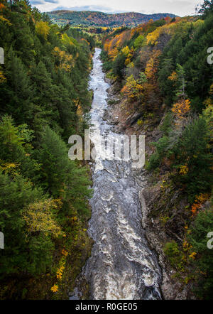 Herbstansicht der Quechee Gorge in Quechee, Vermont, USA, Vermont State Park, Ottauquechee River, New England Herbst Farben Luftbild szenisch 15,54 MB 300pp Stockfoto