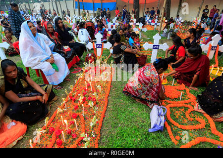 Christen Kerzen an der St. John's Church Cemetery in Gazipur Kennzeichnung der Allerseelentag. Katholiken beobachten Nov 2 als Allerseelen, d Stockfoto