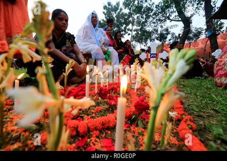 Christen Kerzen an der St. John's Church Cemetery in Gazipur Kennzeichnung der Allerseelentag. Katholiken beobachten Nov 2 als Allerseelen, d Stockfoto