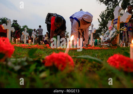 Christen Kerzen an der St. John's Church Cemetery in Gazipur Kennzeichnung der Allerseelentag. Katholiken beobachten Nov 2 als Allerseelen, d Stockfoto