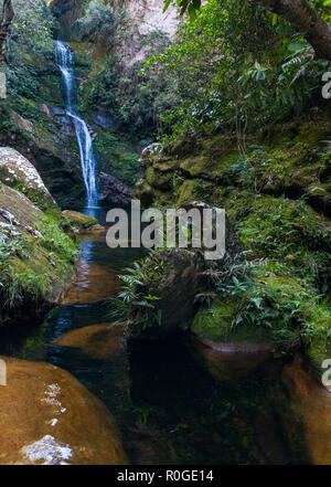 Wasserfall im tropischen Dschungel im Herzen von Südamerika versteckt. Bolivien Stockfoto