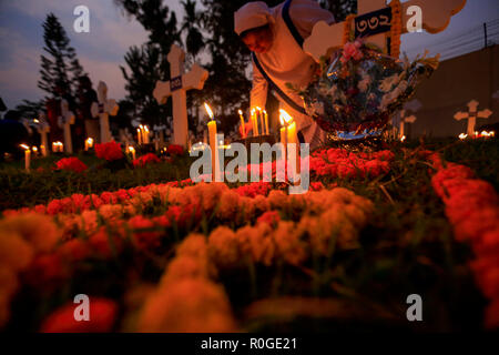 Christen Kerzen an der St. John's Church Cemetery in Gazipur Kennzeichnung der Allerseelentag. Katholiken beobachten Nov 2 als Allerseelen, d Stockfoto