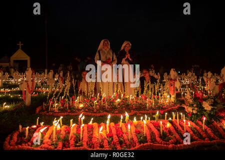 Christen Kerzen an der St. John's Church Cemetery in Gazipur Kennzeichnung der Allerseelentag. Katholiken beobachten Nov 2 als Allerseelen, d Stockfoto