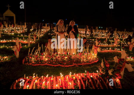 Christen Kerzen an der St. John's Church Cemetery in Gazipur Kennzeichnung der Allerseelentag. Katholiken beobachten Nov 2 als Allerseelen, d Stockfoto