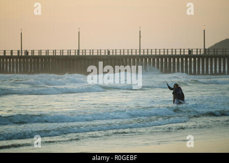 Durban, KwaZulu-Natal, Südafrika, Kirchenvertreter, die am frühen Morgen Wasseraufbereitung Zeremonie am Strand, Ritual, Taufen. Stockfoto