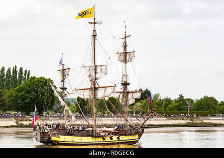 ROUEN, Frankreich - Juli ca. 2016. Ende der Armada in Rouen, Boote galleon Schiffe auf dem Fluss Seine. Differents Marine Transport zu Ihrem c Stockfoto