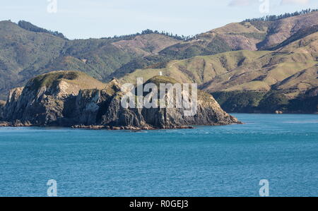 Landschaft Bild auf die zerklüftete Küste und das Meer von den malerischen Marlborough Sounds von Neuseeland. Stockfoto