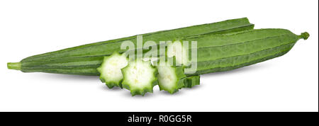 Luffa acutangula auf weißem Freistellungspfad isoliert. Stockfoto