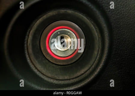 Schuss des Schlüssellochs Zündung in einem Auto hautnah Stockfoto