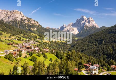 Typisches Dorf Landschaft in Dolomiten, Italien Stockfoto