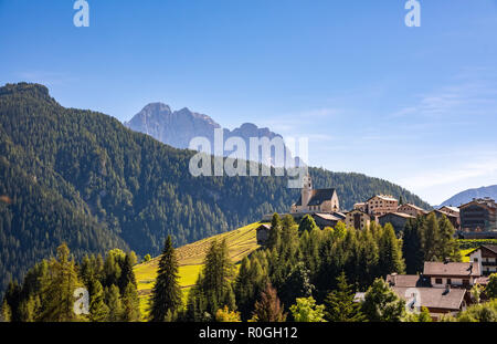 Typisches Dorf Landschaft in Dolomiten, Italien Stockfoto