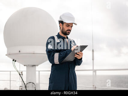 Servicetechniker oder Freiwillige in der Nähe von VSAT-Terminal Stockfoto