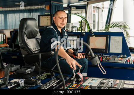 Marine nautischer Offizier ist manövrieren Schiff Stockfoto