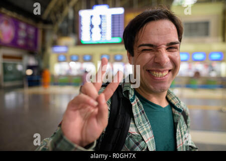 Schönen Persischen touristische Mann auf dem Bahnhof in Bangkok, Stockfoto