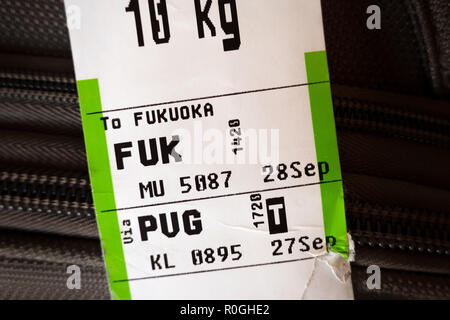 Reisegepäck Fluggesellschaft Kofferanhänger zeigen Es aus Schanghai PVG Fukuoka FUK Flughäfen. Stockfoto