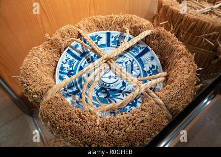 Japanische Arita blau weiß Porzellan VOC-Platte 17 C eingerichtet in der chinesischen Kraak Stil mit Logo der Niederländischen Ostindien-Kompanie VOC bereit für den Versand Stockfoto