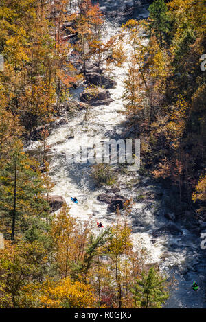 Drei whitewater Kajakfahrer auf dem Tallulah River im Nordosten Georgiens Tallulah Gorge State Park. (USA) Stockfoto