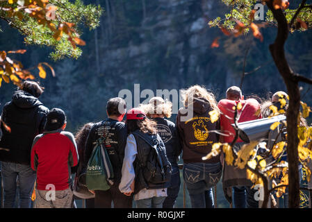 Zuschauer verfolgen von Overhead als kajakfahrer die Wildwasser der Tallulah Fluss während der jährlichen whitewater Freigabe von Tallulah fällt Dam navigieren. Stockfoto