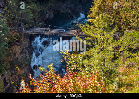 Hängebrücke über den Hurrikan fällt in Tallulah Gorge State Park im Nordosten von Georgia. (USA) Stockfoto