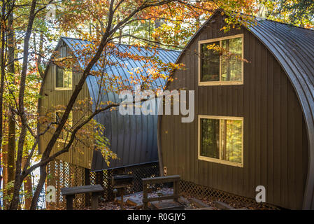 Deluxe barrel Hütten auf Unicoi State Park in den Blue Ridge Mountains im Helen, Georgia. (USA) Stockfoto