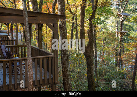 Barrel Kabine deck mit Holz- Wippe, mit Blick auf den See und den Wald Canopy Zipline (mit Plattform) an Unicoi State Park im Nordosten von Georgia. (USA) Stockfoto