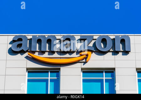 November 2, 2018 Sunnyvale/CA/USA - Amazon Logo an der Fassade eines ihrer Bürogebäude in Silicon Valley, San Francisco Bay Area. Stockfoto