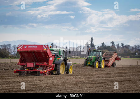 Temuka, Canterbury, Neuseeland - 14. September 2018: John Deere Traktoren und Maschinen auf einem landwirtschaftlichen Betrieb bereitet den Boden für die Aussaat Stockfoto