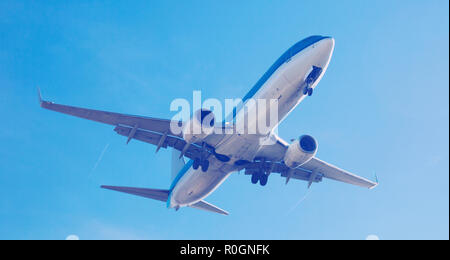 Geräumige Passagierflugzeug im Himmel nach Reiseziel fliegen Stockfoto