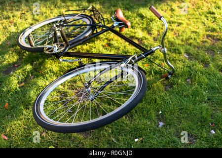 Nahaufnahme, Ansicht von retro Fahrrad liegen auf grünen Gras im Park Stockfoto