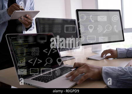 Mann die Arbeit Coding Software Entwickler Programmierer Codierung auf einem Desktop Computer Stockfoto