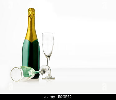 Brille und Champagner Flasche auf weißem Hintergrund Stockfoto