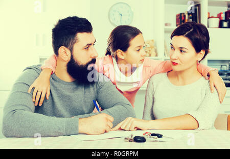 Vater und Mutter vorbereiten Scheidung während ihr Kind zu Hause Stockfoto