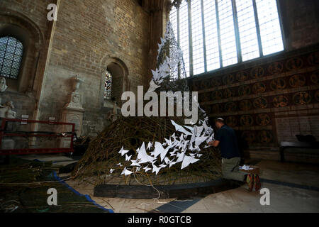 Allgemeine Ansicht von Mark und Rebecca Ford von zwei Kreise Design installieren ihre Spire Projekt an der Kathedrale von Chichester, West Sussex, UK. Stockfoto