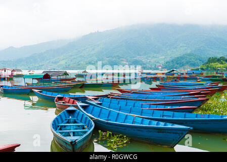 Pokhara, Nepal - 31. Juli 2018: Bunte Boote am Phewa See in Pokhara, zu den beliebtesten und meistbesuchten See Nepals. Stockfoto