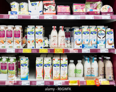 Frei von Getreide (Weizen, Gluten, Lactose, vegan...) Produkte in Asda Supermarkt. Großbritannien Stockfoto