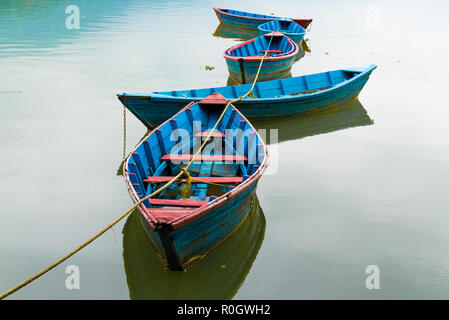 Pokhara, Nepal - 31. Juli 2018: Bunte Boote am Phewa See in Pokhara, zu den beliebtesten und meistbesuchten See Nepals. Stockfoto