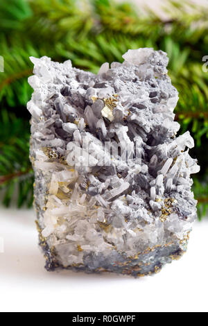 Makroaufnahmen von natürlichen Edelstein. Das rohe Mineral ist Pyrit, China. Isoliertes Objekt auf einem weißen Hintergrund. Stockfoto