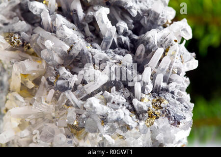 Makroaufnahmen von natürlichen Edelstein. Das rohe Mineral ist Pyrit, China. Isoliertes Objekt auf einem weißen Hintergrund. Stockfoto
