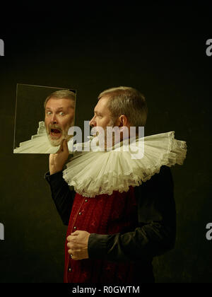 Offizielles Portrait des historischen Gouverneur aus dem Goldenen Zeitalter mit Wellpappe runder Kragen und mit Spiegel. Studio Schuß gegen dunkle Wand. Stockfoto