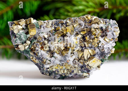 Makroaufnahmen von natürlichen Edelstein. Das rohe Mineral ist Pyrit, China. Isoliertes Objekt auf einem weißen Hintergrund. Stockfoto