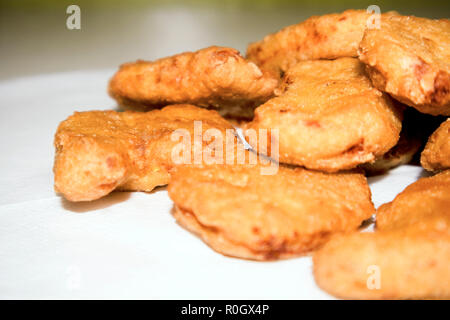 Stapel der gebraten knusprige Chicken Nuggets liegen auf dem weißen Tisch Stockfoto