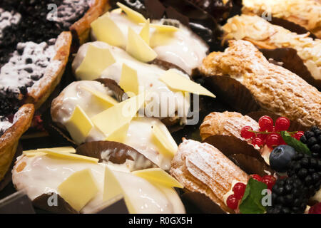 Verschiedene Arten von leckeren Kuchen liegen in einem Showcase im Café Stockfoto