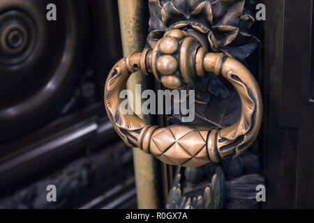 Antike stellte Bronze türknopf auf einer massiven Holz geschnitzte Tür Stockfoto